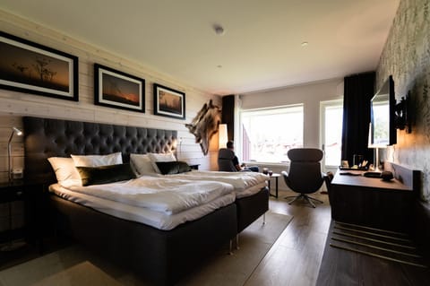 Bed, TV and multimedia, Photo of the whole room, Seating area, Bedroom, River view