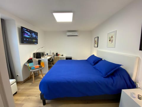 TV and multimedia, Photo of the whole room, Seating area, Bedroom, air conditioner