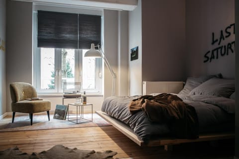 Bed, Seating area, Bedroom