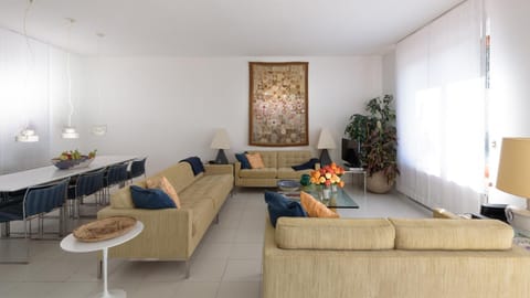 Communal lounge/ TV room, Living room, Dining area