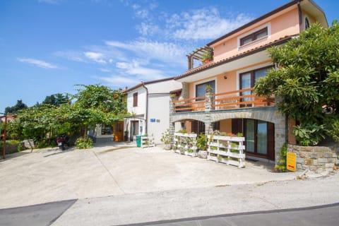 Property building, Facade/entrance, Day, Neighbourhood, Balcony/Terrace, Street view