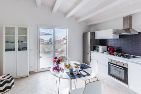 Kitchen or kitchenette, Dining area, minibar
