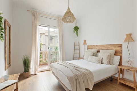 Bed, View (from property/room), Balcony/Terrace, Photo of the whole room, Bedroom, City view, Street view, internet, safe, towels, wardrobe, air conditioner