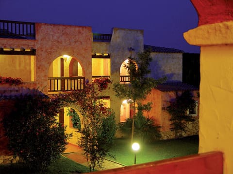 Facade/entrance, Night, Garden