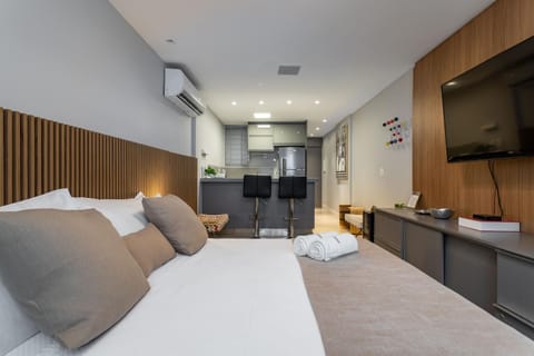 Communal lounge/ TV room, TV and multimedia, Photo of the whole room, Bedroom, Drinks, Alcoholic drinks, locker, towels, kitchen, air conditioner