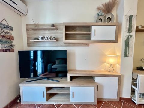 Communal lounge/ TV room, TV and multimedia, Living room, Decorative detail, Decorative detail, air conditioner, air conditioner