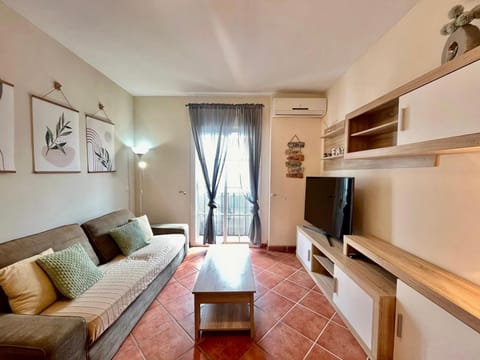 Communal lounge/ TV room, TV and multimedia, Living room, Decorative detail, Decorative detail, Seating area, Evening entertainment, Entertainment, Family, Family, air conditioner, air conditioner