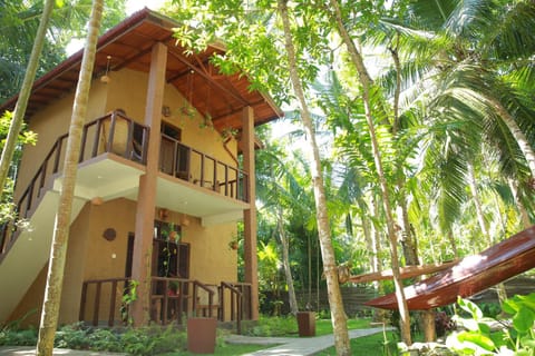Property building, Facade/entrance, Garden, Balcony/Terrace, Garden view