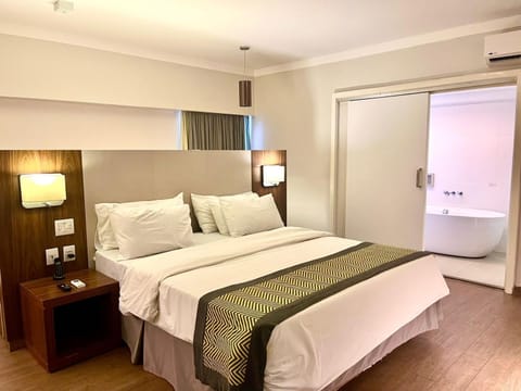 Bed, Hot Tub, Photo of the whole room, Bedroom, air conditioner