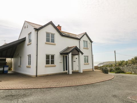 Seascape House in Trearddur Bay