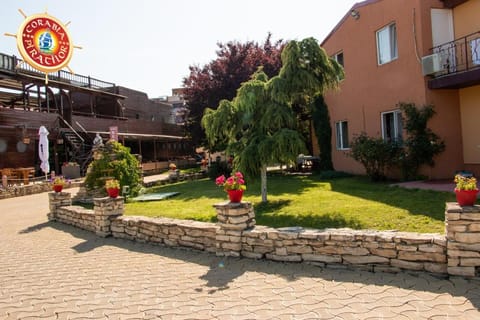 Property building, Restaurant/places to eat