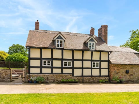 Stone House House in Malvern Hills District