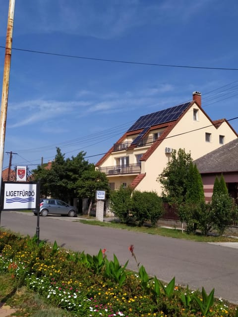 Property building, Facade/entrance, Neighbourhood, Street view, Parking