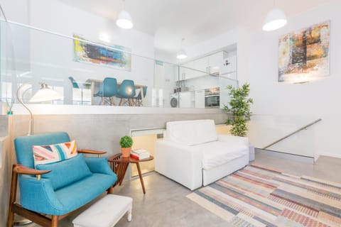 TV and multimedia, Coffee/tea facilities, Kitchen or kitchenette, Living room, Seating area, Dining area