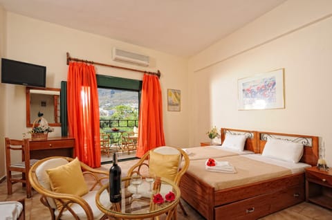 TV and multimedia, View (from property/room), Bedroom, City view