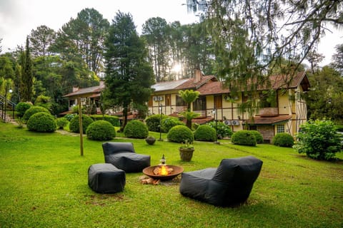 Property building, Natural landscape, Garden, Evening entertainment, Garden view