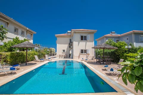 Garden, Seating area, Swimming pool, Swimming pool