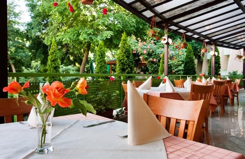 Restaurant/places to eat, Balcony/Terrace