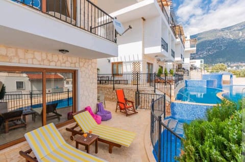 Property building, Patio, Day, Balcony/Terrace, Balcony/Terrace, Pool view, Swimming pool, sunbed