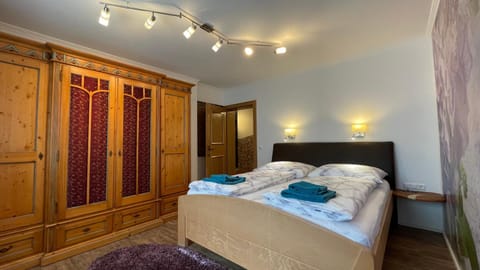 Photo of the whole room, Bedroom, wardrobe