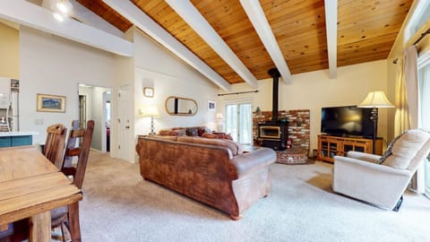 Chateau De Montagne #24 Condo Apartment in Mammoth Lakes