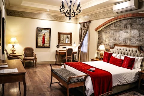 Restaurant/places to eat, Swimming pool, Breakfast, Parking, hair dryier, internet, air conditioner