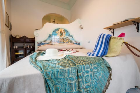 Photo of the whole room, Decorative detail, Bedroom