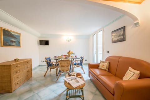 TV and multimedia, Living room, Photo of the whole room, Seating area, Dining area