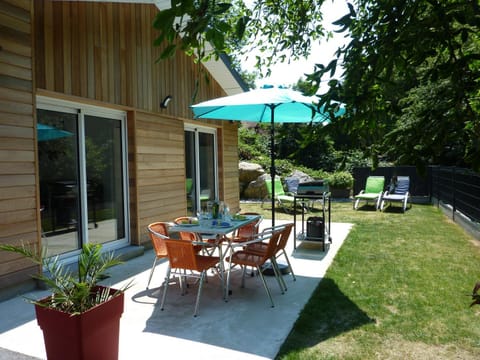 Property building, Patio, Spring, Garden, Dining area, Garden view, Parking, sunbed