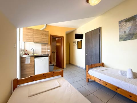 Bed, Kitchen or kitchenette, Photo of the whole room, Bedroom, towels