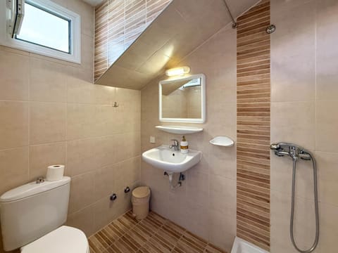 Shower, Toilet, Bathroom, towels