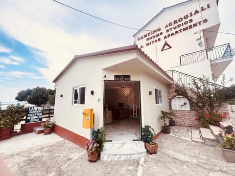 Property building, Facade/entrance, Day