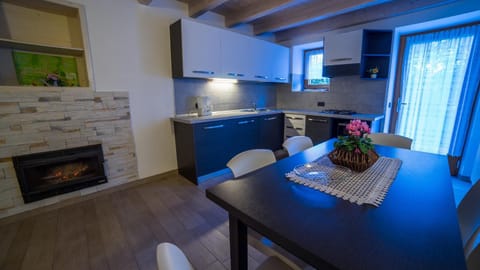 Kitchen or kitchenette, Dining area