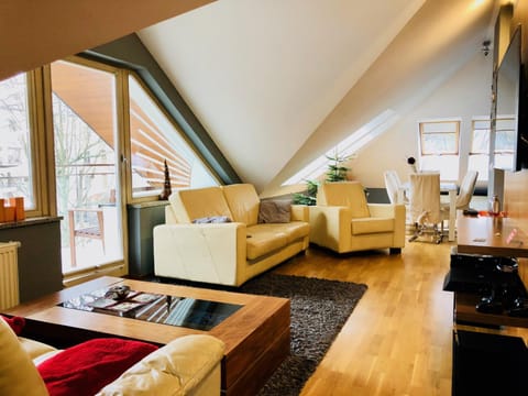Day, Winter, TV and multimedia, Living room, Seating area