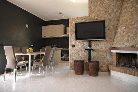 Communal lounge/ TV room, TV and multimedia, Kitchen or kitchenette, Living room, Seating area, Dining area