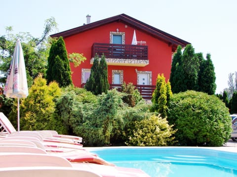Property building, Facade/entrance, Day, Garden, Balcony/Terrace, Garden view, Pool view, Swimming pool, sunbed