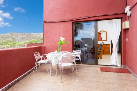 Facade/entrance, Balcony/Terrace