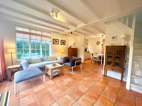 View (from property/room), Living room, Garden view