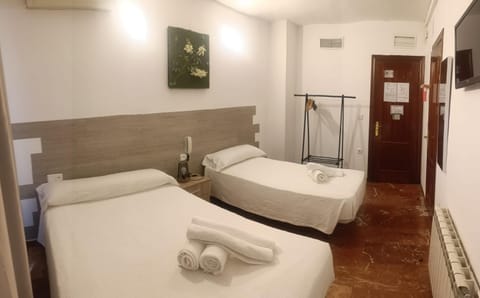Bed, TV and multimedia, Photo of the whole room, Bedroom, towels, air conditioner