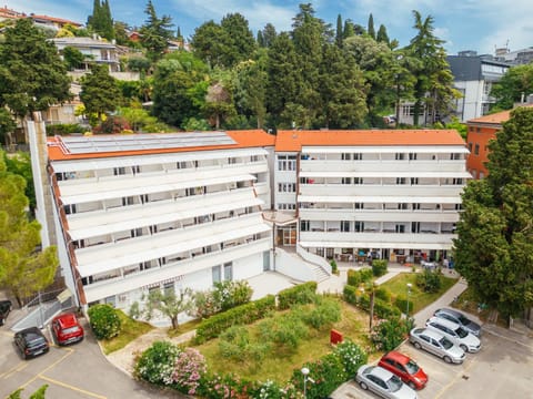 Property building, Neighbourhood, Bird's eye view, Garden, Garden view, Location, Parking