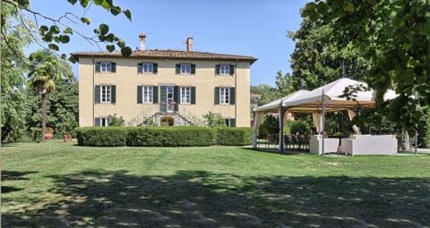 Property building, Garden, Balcony/Terrace