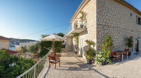 Property building, Nearby landmark, Balcony/Terrace, Balcony/Terrace, Landmark view, Sea view, Sea view, Sunrise