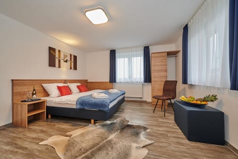 Bed, Photo of the whole room, Seating area, Bedroom