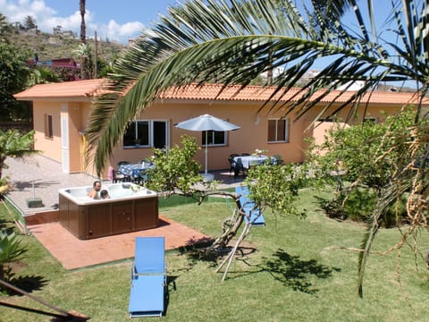Property building, Natural landscape, BBQ facilities, Garden, Hot Tub, Balcony/Terrace, On site, Garden view, Mountain view, Swimming pool, Swimming pool