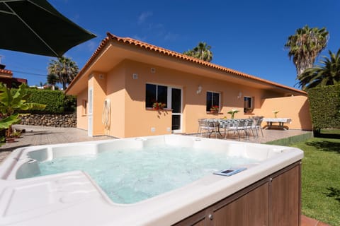 Property building, Garden, Hot Tub, Balcony/Terrace, On site, Garden view, Mountain view