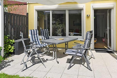 Day, View (from property/room), Balcony/Terrace, Living room, Seating area, Dining area