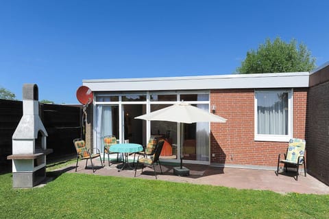 Property building, Patio, Spring, Day, Garden, Seating area