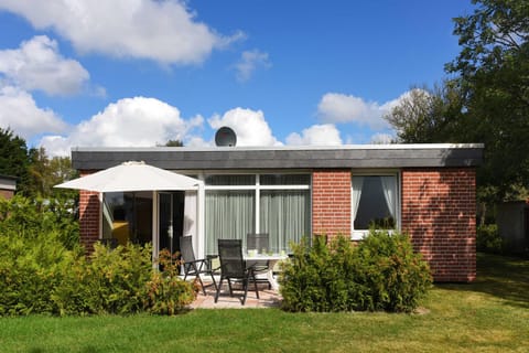 Property building, Patio, Spring, Day, Garden, Garden view