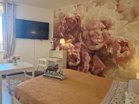 TV and multimedia, Seating area, Dining area, Bedroom