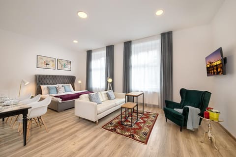 TV and multimedia, Seating area, Bedroom
